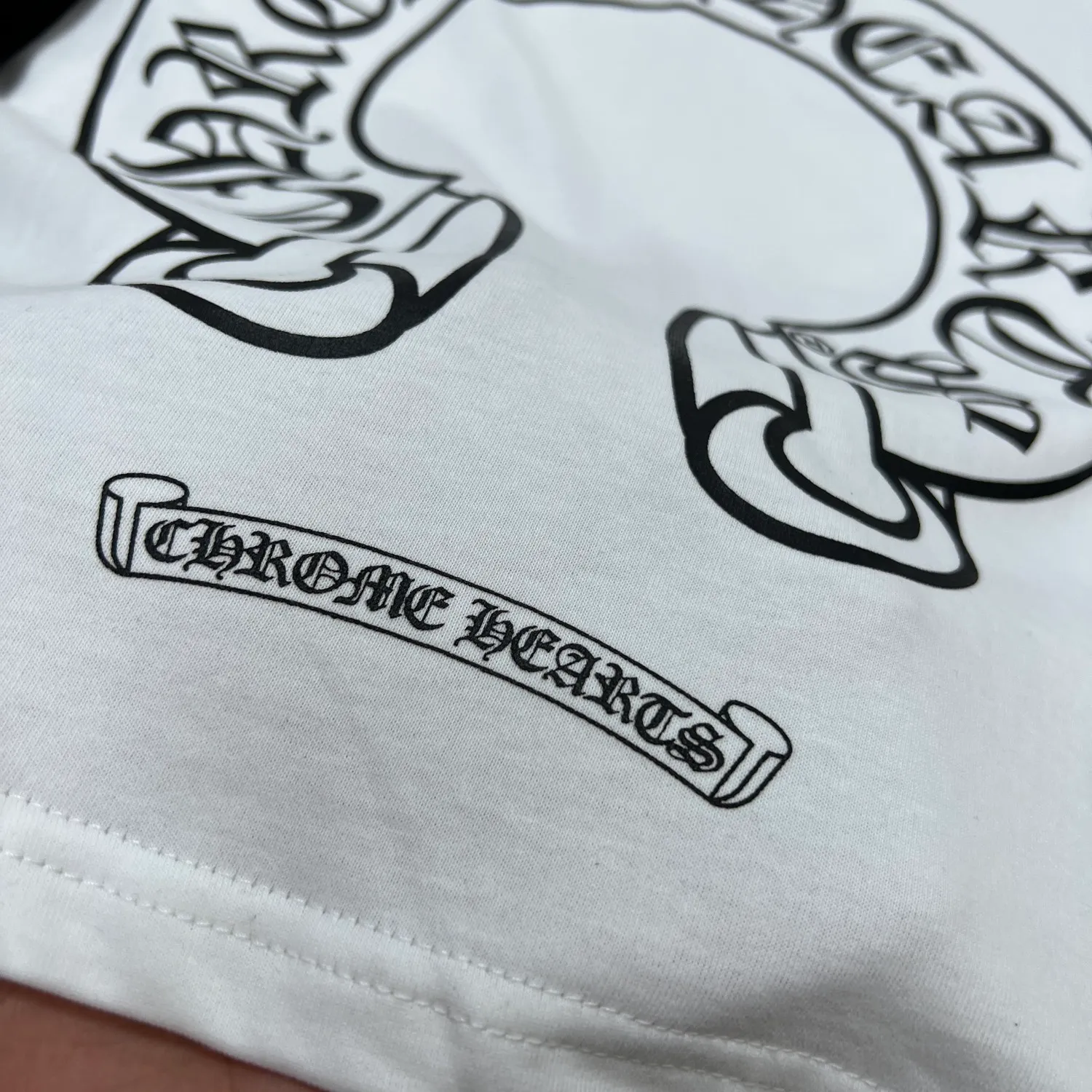 P160 Chrome Hearts 🍁Long T Series🍁 Available simultaneously at counters❤️The fabrics are fully upgraded! ! Crowe's black and white lettered large horseshoe color-blocking long-sleeved T. Printed and dyed with imported environmentally friendly glue. Re-engraved version 1:1 high weight original fabric 🌈Recommended color: black and white color-blocking🌈 Size: S, M, L, XL